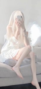 白色长头发 白色小裙子 美腿 女神 4k手机壁纸
